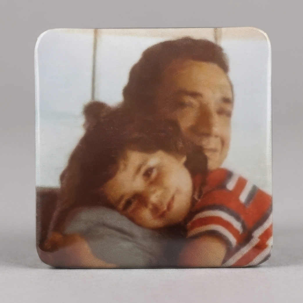 Ímã com foto vintage de vovô sorrindo com neta pequena encostada no seu ombro