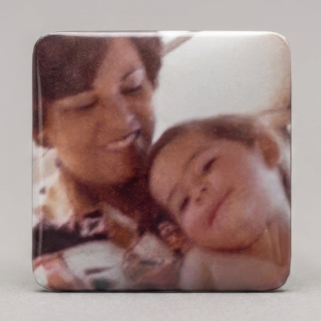 Ímã com foto vintage de vovó sorrindo abraçada com neta bebê dormindo