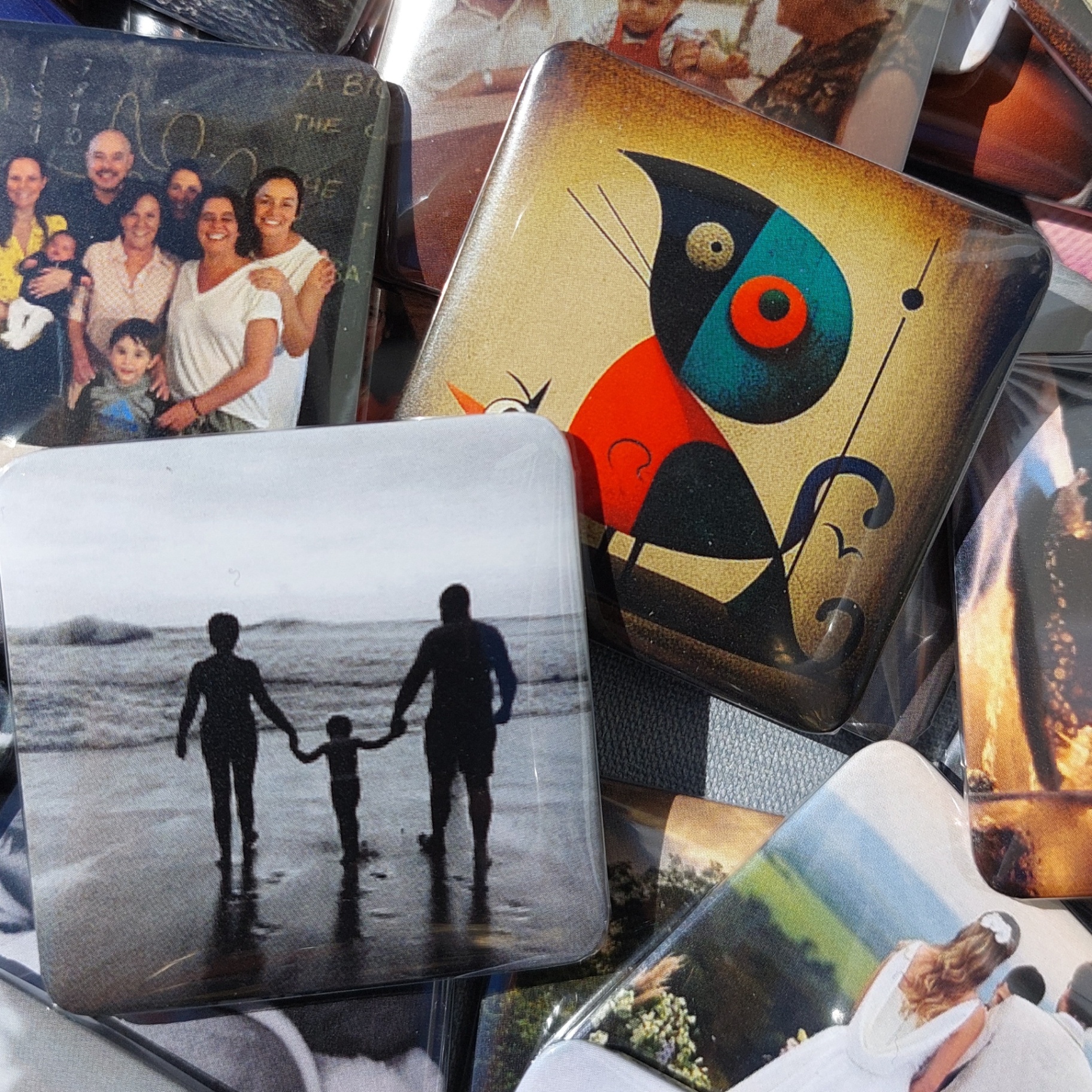 Ímãs de geladeira personalizados com fotos de família e arte abstrata