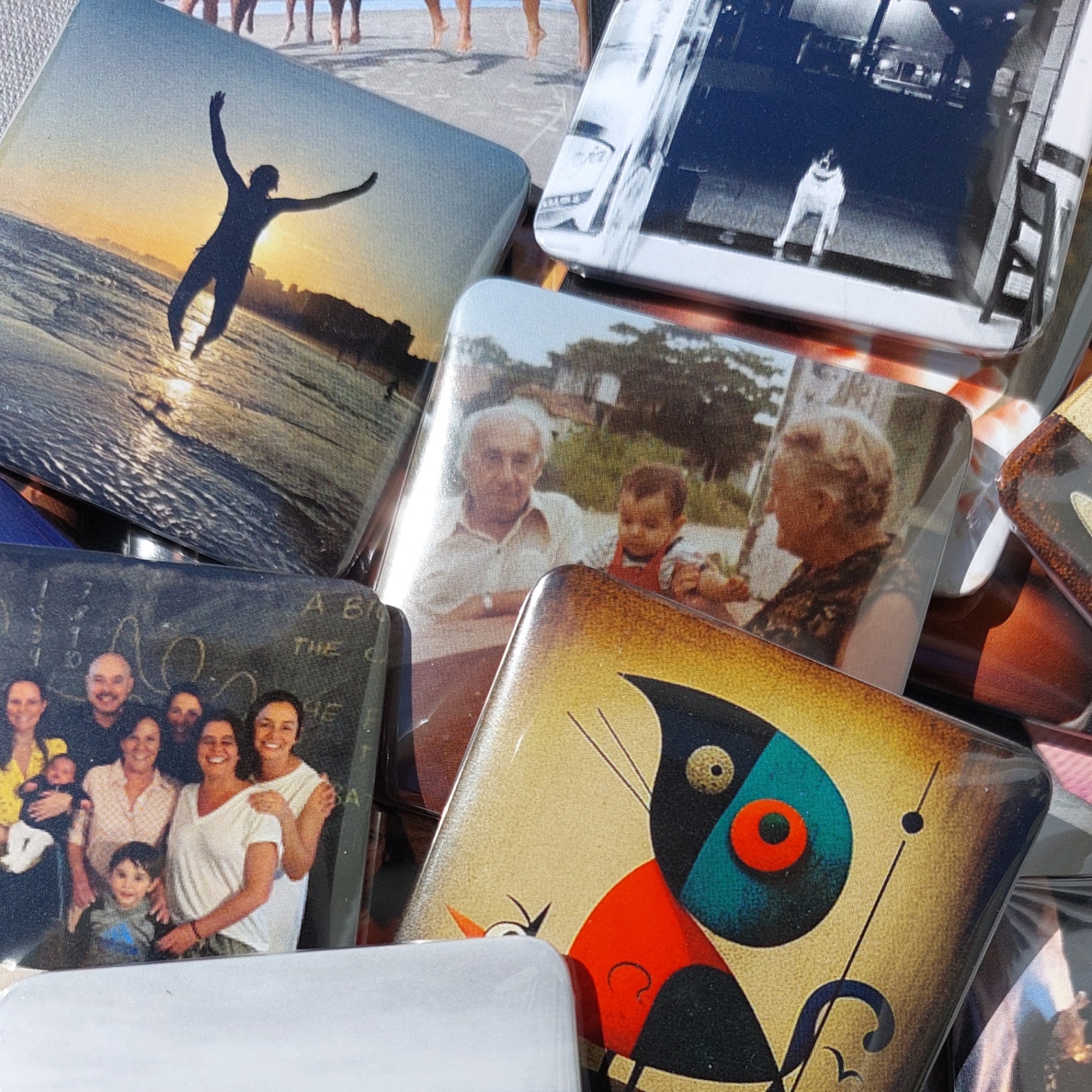 Ímãs personalizados com fotos de família, praia, cachorro e arte colorida espalhados